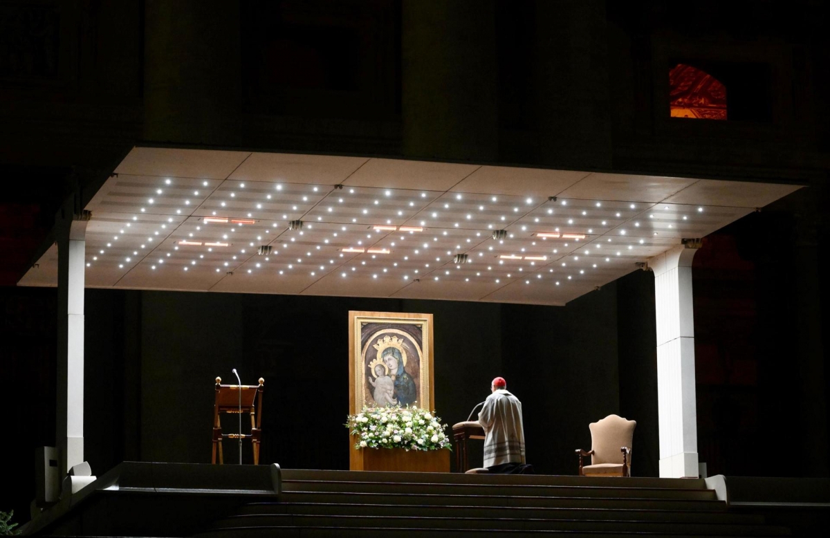 Cientos de fieles rezan por el Papa Francisco en la Plaza de San Pedro