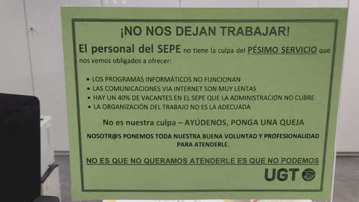 los-funcionarios-del-sepe-llenan-de-carteles-los-centros-ante-el-caos