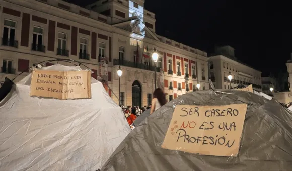Acampada en la Puerta del Sol tras la marcha por la vivienda