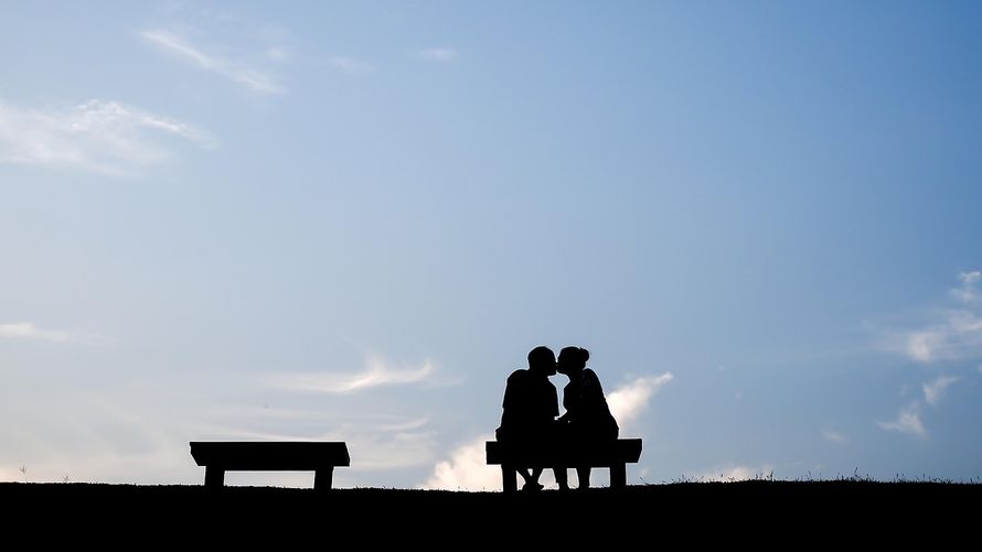 Muestra interés por lo que te cuenta la otra persona en la cita. Foto: Pixabay.
