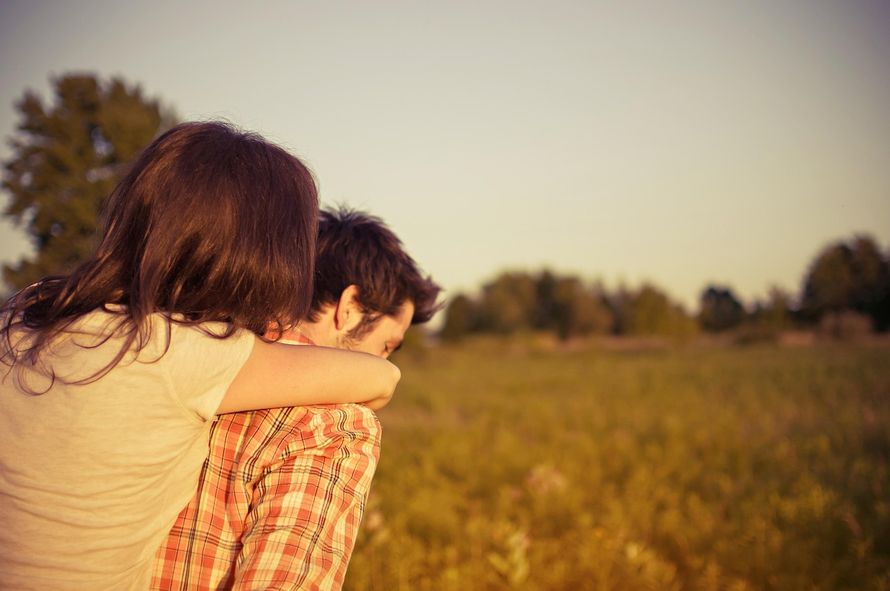 Mantén viva la conversación durante tu primera cita. Foto: Pixabay.