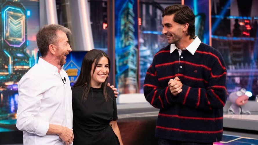 Pablo Motos y Ferran Torres con Rocío Domingo, creadora del ‘¡Oh Ferran!’, en ‘El Hormiguero’