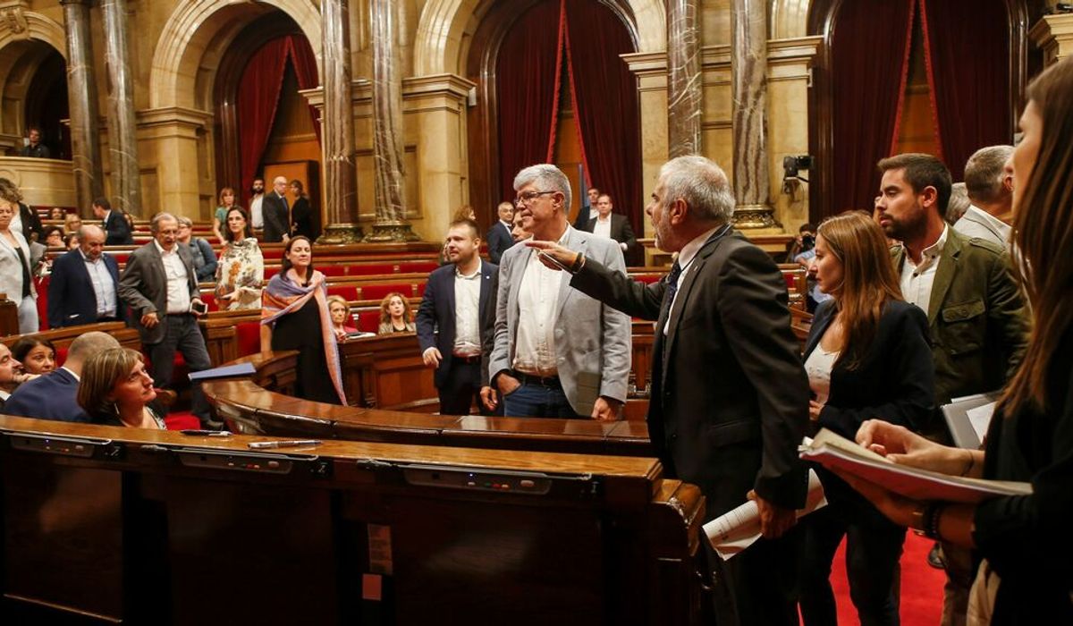 Bronca en el Parlament entre los diputados secesionistas y los de Cs ...