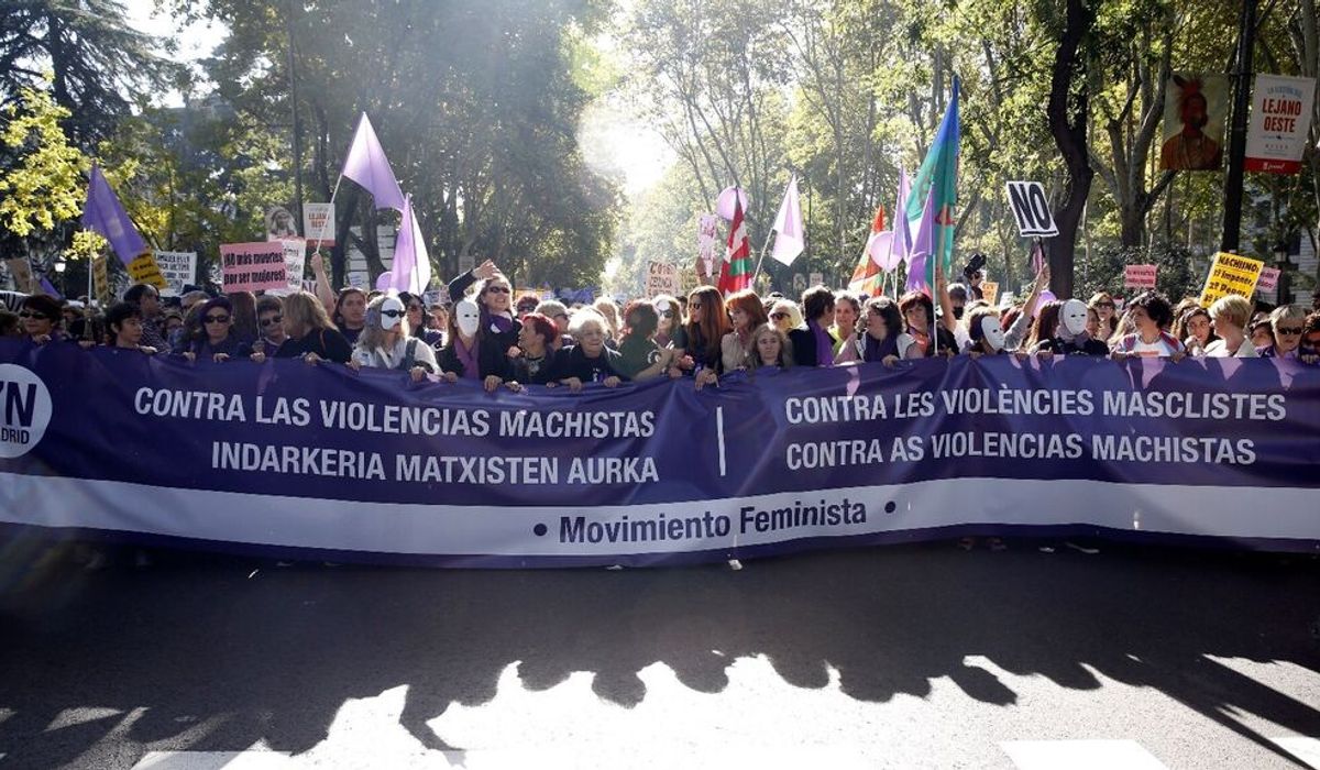 La multitudinaria marcha contra la violencia machista llena las calles ...