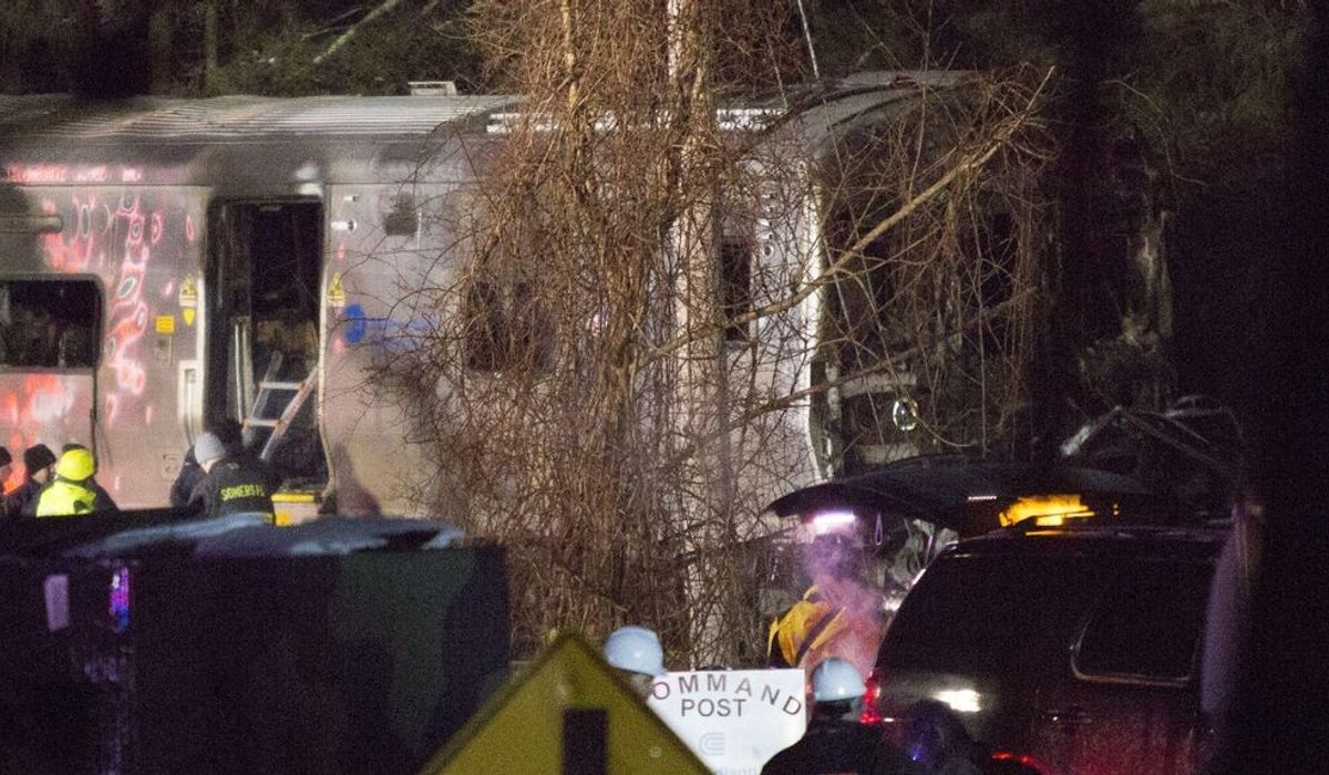 Siete muertos al arrollar un tren suburbano a un vehículo detenido en ...