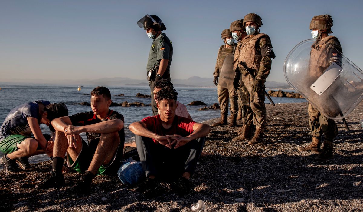 Marruecos Contiene A 300 Inmigrantes Que Han Llegado Al Vallado De 