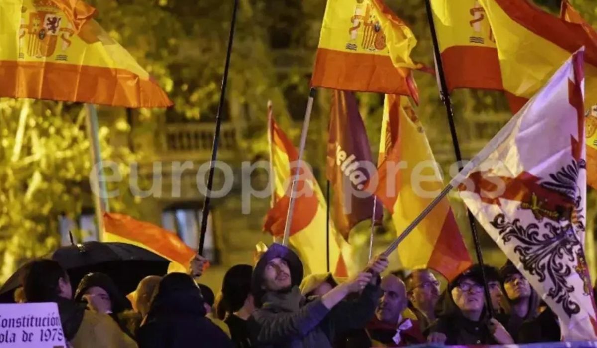 La octava noche de protestas en Ferraz se salda con un detenido y un ...