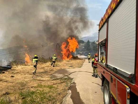 Bomberos en Cabezabellosa.