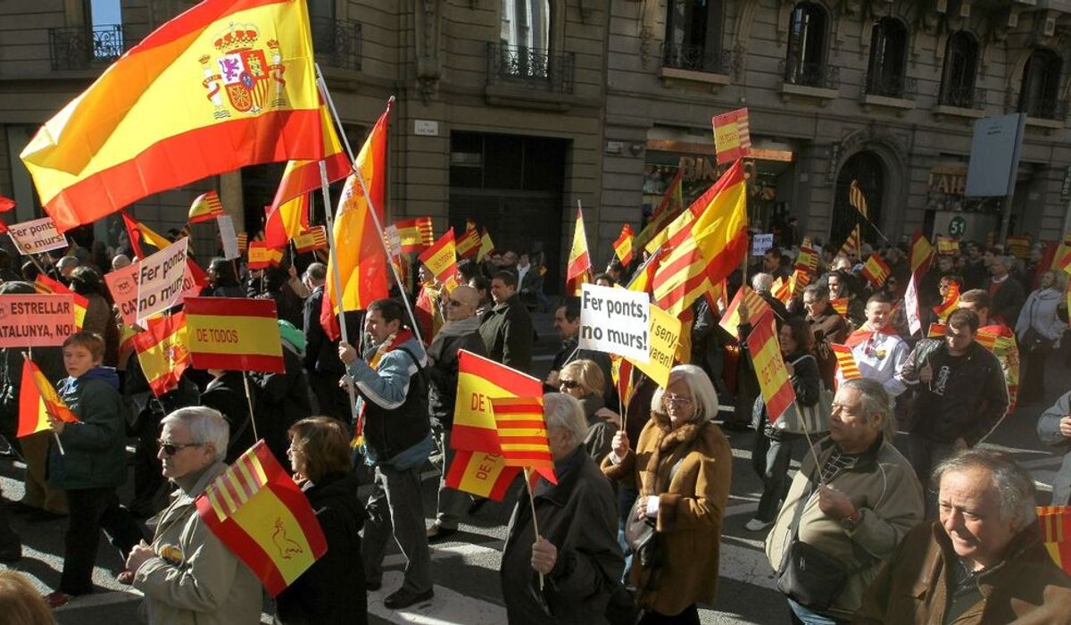 Miles de personas se manifiestan por la Constitución y la unidad en ...