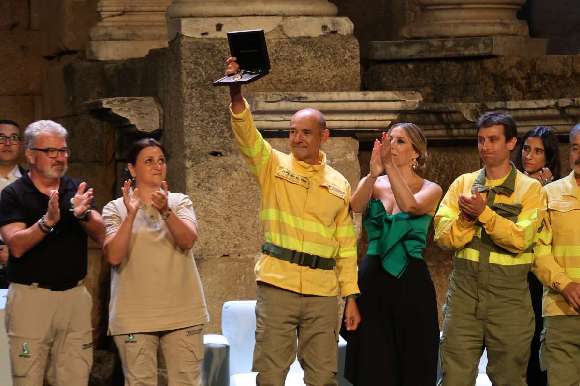 "No somos héroes": el emotivo discurso de un bombero forestal en las Medallas de Extremadura emociona al Teatro Romano