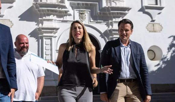 La presidenta del PP de Extremadura, María Guardiola, y el secretario general del PP en la región, Abel Bautista