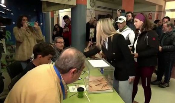 El divertido momento de María Guardiola: sus vecinos la reprenden por colarse en la mesa electoral