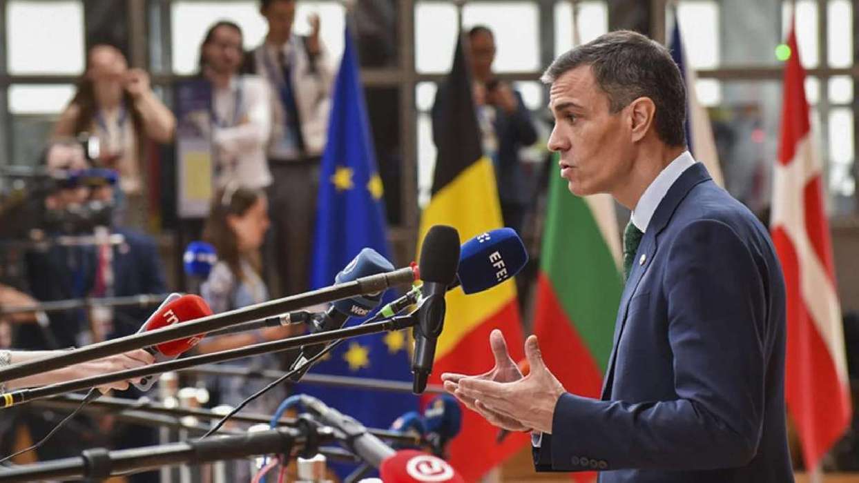 Bruselas se opone a la regularización masiva de Sánchez por el caos de  tránsito comunitario