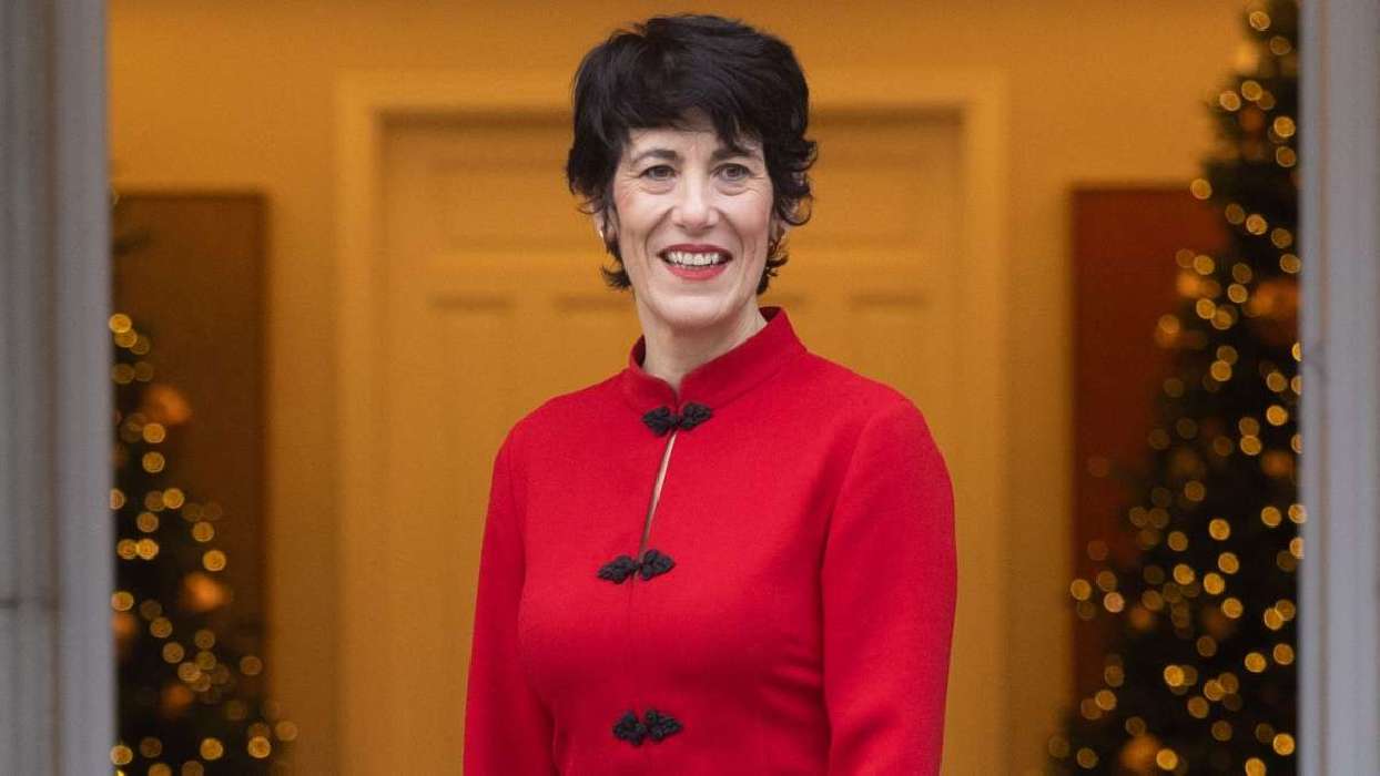 Así es Elma Saiz: sus dos matrimonios, madre de mellizos, aficionada a las  motos, su sueldo como ministra y propiedades