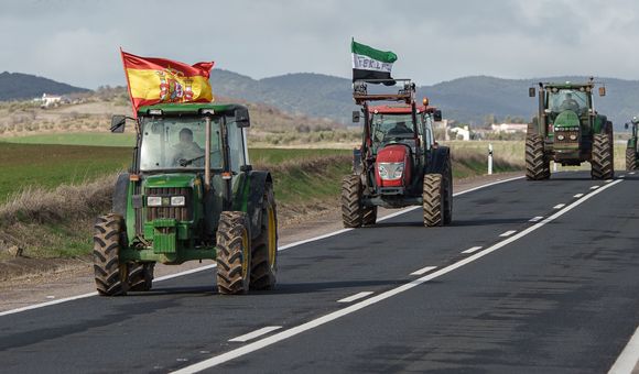 Varios tractores circulan por la N-403 dirección Zafra durante una concentración, a 16 de enero de 2026, en Badajoz, Extremadura