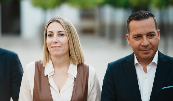 La presidenta de la Junta de Extremadura en funciones, María Guardiola (c) y el candidato de Vox en Extremadura, Óscar Fernández