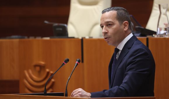 Óscar Fernández durante la sesión de investidura de María Guardiola