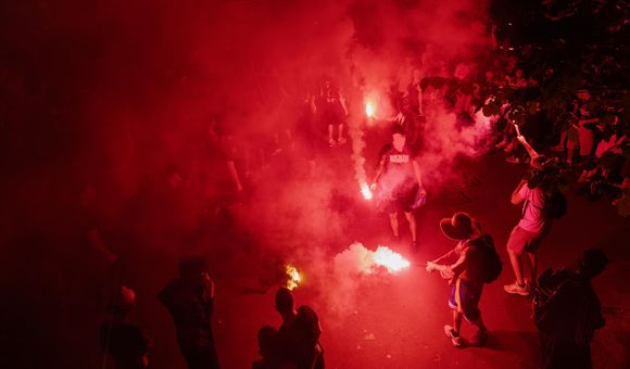 París vive una nueva noche de violencia tras la victoria del PSG en la Champions