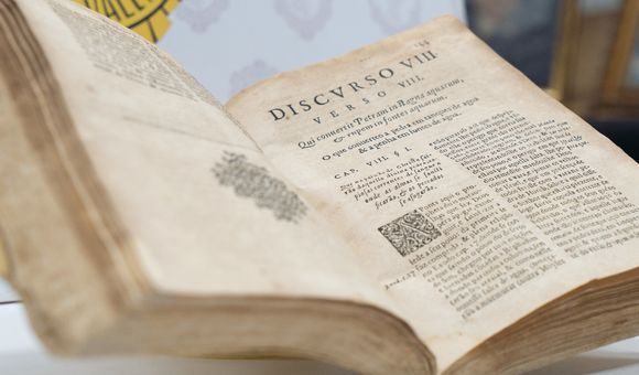 La Policía recupera un libro del siglo XVII de un convento de Vic (Barcelona) que se vendía en internet