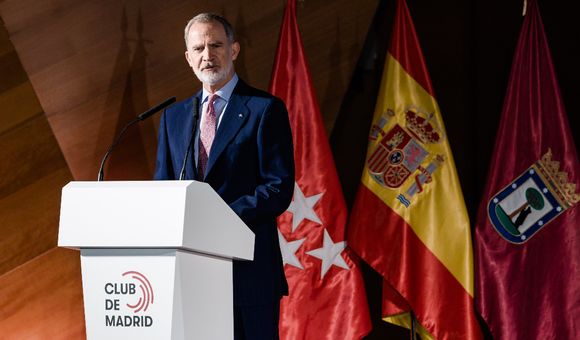 Felipe VI hace un llamamiento para seguir confiando en la democracia en "estos días oscuros"