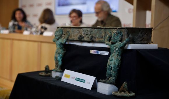 El carro de bronce descubierto en el yacimiento tartésico del Turuñuelo de Guareña (Badajoz)