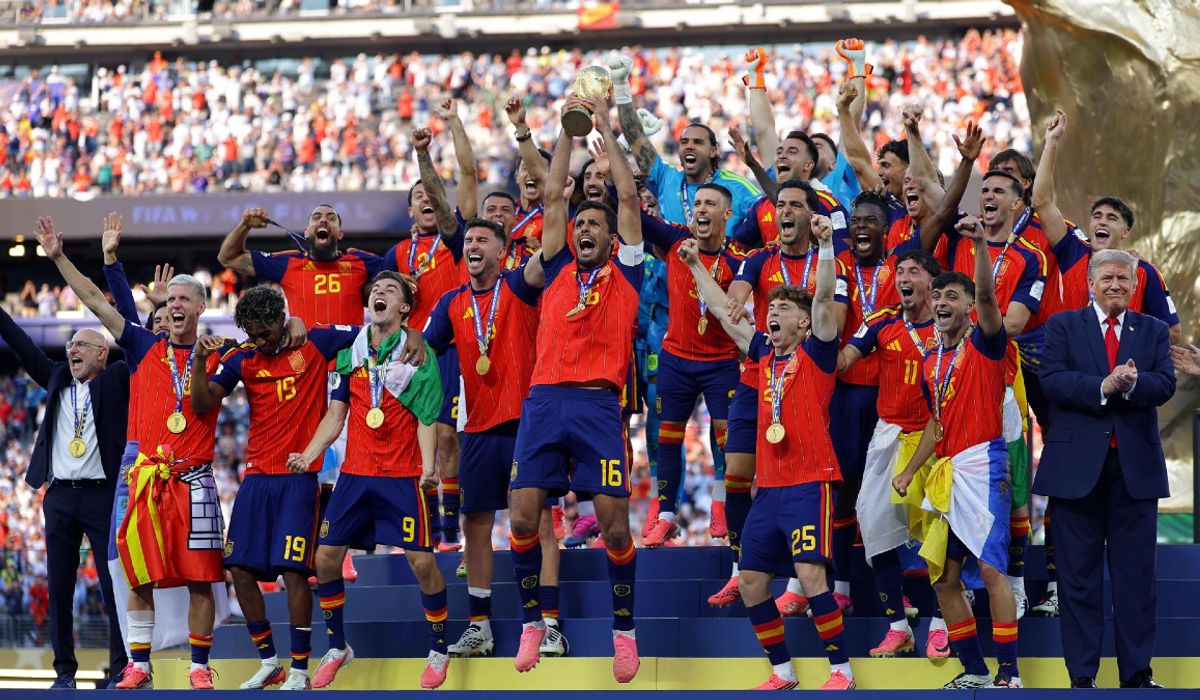 Protagonista.Donald Trump vuelve a dar la nota: se cuela en la foto de campeones del Mundo de España