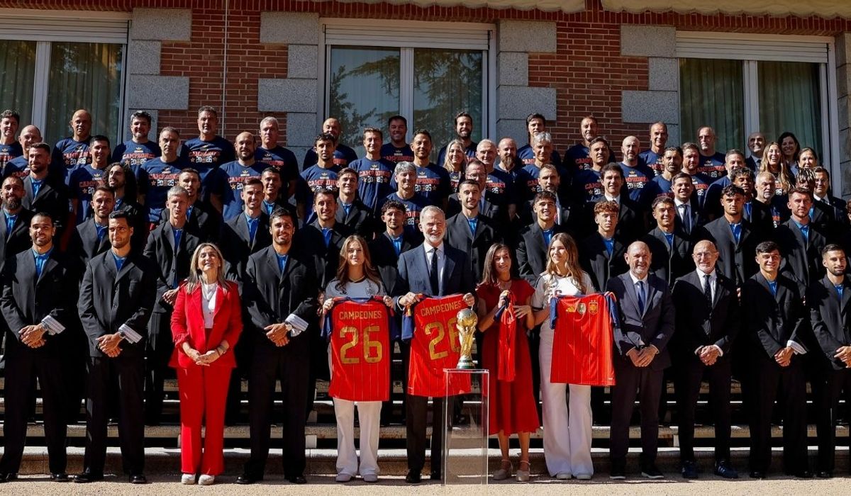 El look de casi 5.000 euros de los jugadores de la selección española en su encuentro con los Reyes