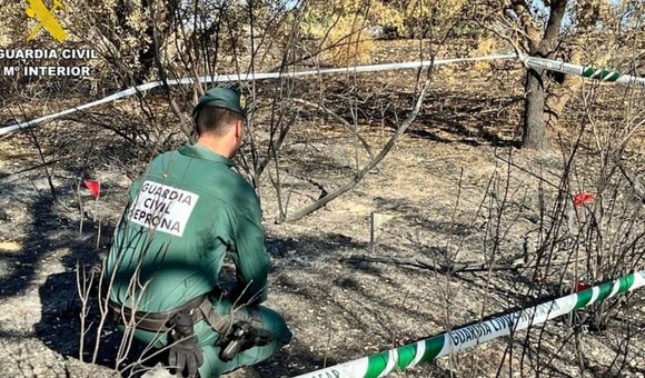 Un guardia civil investigando el Incendio forestal de Talarrubias