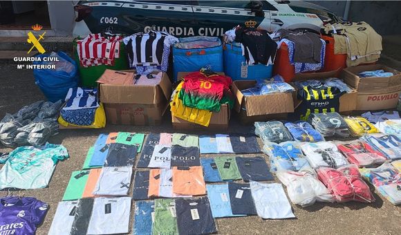 Imagen de las prendas intervenidas por la Guardia Civil en Cáceres