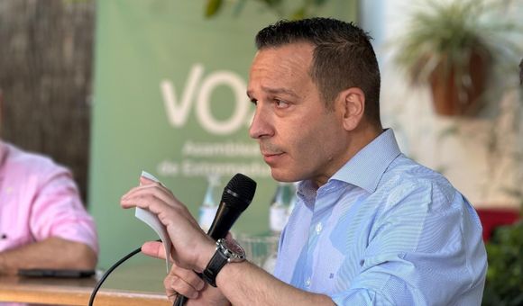El vicepresidente y consejero de Desregulación, Servicios Sociales y Familia de la Junta, Óscar Fernández Calle, durante un acto del partido en Zafra.
