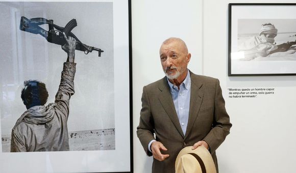 Arturo Pérez-Reverte, escritor y periodista: "La felicidad es una cosa de imbéciles; no se puede ser inteligente, lúcido... y feliz al mismo tiempo