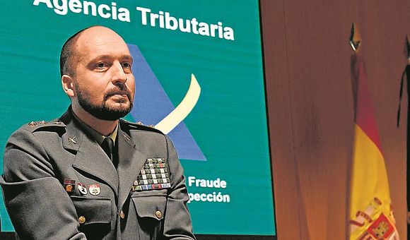 Robles firma el ascenso a coronel de Balas, que seguirá en la UCO al frente de la investigación de las corruptelas del PSOE