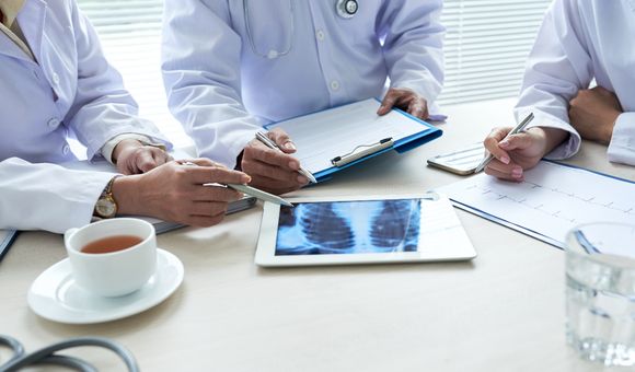 Tres médicos analizan una radiografía