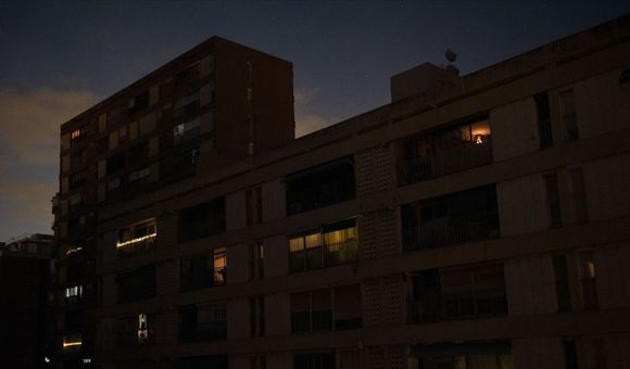 Un bloque de edificios a oscuras por el apagón