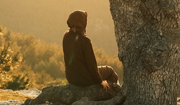 El proverbio bíblico que reivindica el silencio es atribuido al Rey Salomón. Saber cuándo callar es un gesto de inteligencia, según el proverbio.