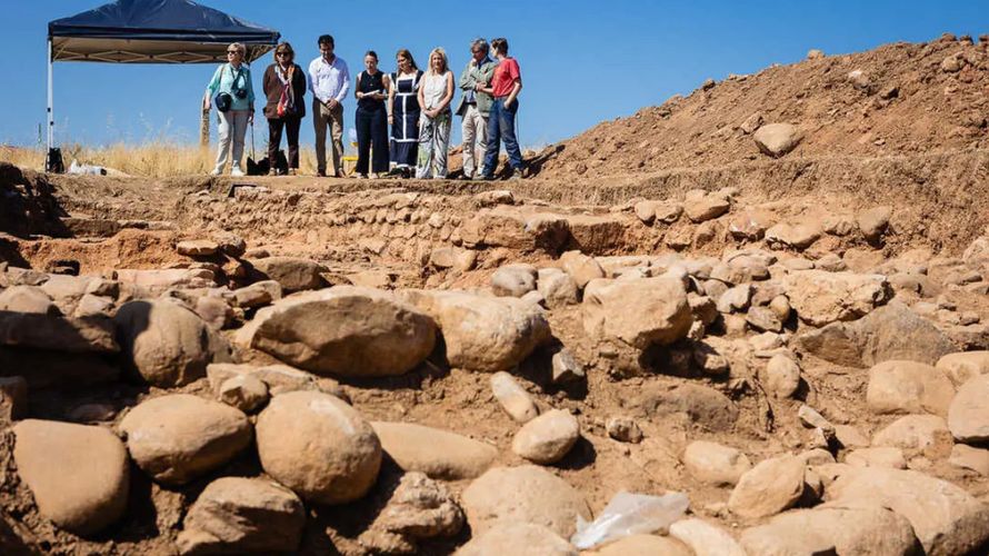 Miembros del equipo de investigación y autoridades comprueban sobre el terreno los cimientos y estructuras de piedra descubiertos en el cerro.