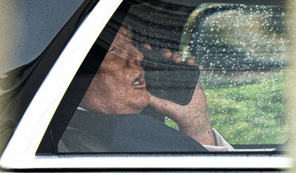 Trump hablando por teléfono en una fotografía de archivo.