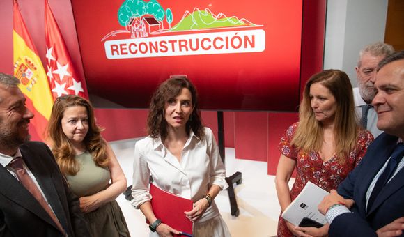 Isabel Díaz Ayuso con cuatro de los consejeros de su Gobierno