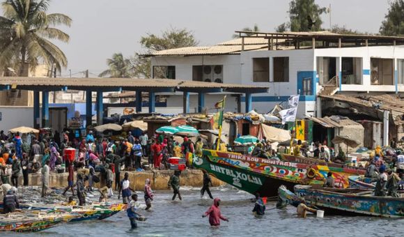 Barcas llenas de tripulantes en una playa de la costa de Senegal