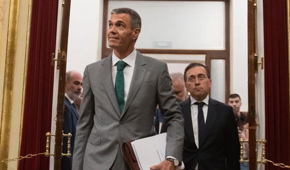 Pedro Sánchez y José Manuel Albares, en el Congreso.
