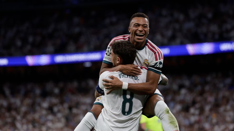 Fede Valverde (8) y Kylian Mbappé (10) celebran un gol