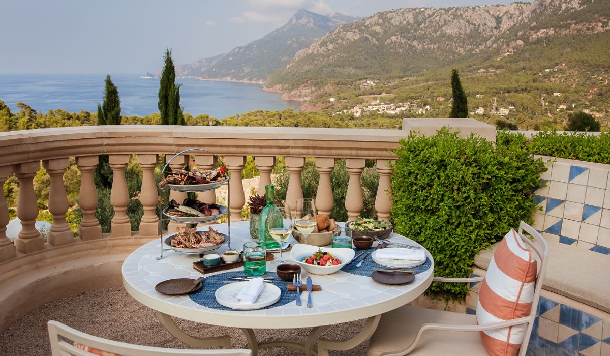 Barbacoa de mariscos y pescados frente al Mediterráneo en este restaurante de Mallorca: está en un hotel árabe del siglo XII declarado Patrimonio Mundial por la UNESCO en 2011