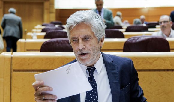 Marlaska cede ante la Justicia y renuncia a entregar medallas de plata a comisarios jubilados y altos mandos de la Policía