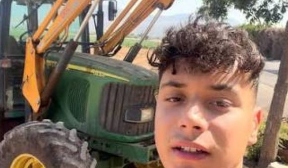 Miguel, joven agricultor: "La gente dice 'tú estás loco, eres autónomo ya con 18 años trabajando'. Yo crecí en una familia de mucho trabajo"