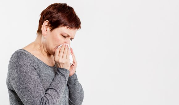 Una mujer con dificultades respiratorias