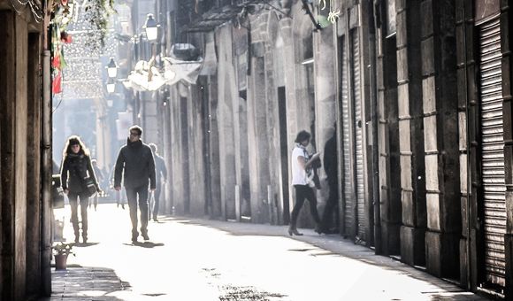 Personas caminando por las calles de Barcelona