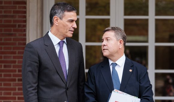 El presidente del Gobierno, Pedro Sánchez, junto al presidente de Castilla-La Mancha, Emiliano García-Page