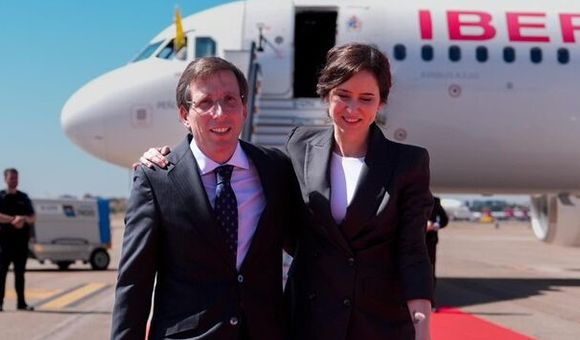Ayuso y Almeida en Barajas despidiendo al Papa Leon XIV