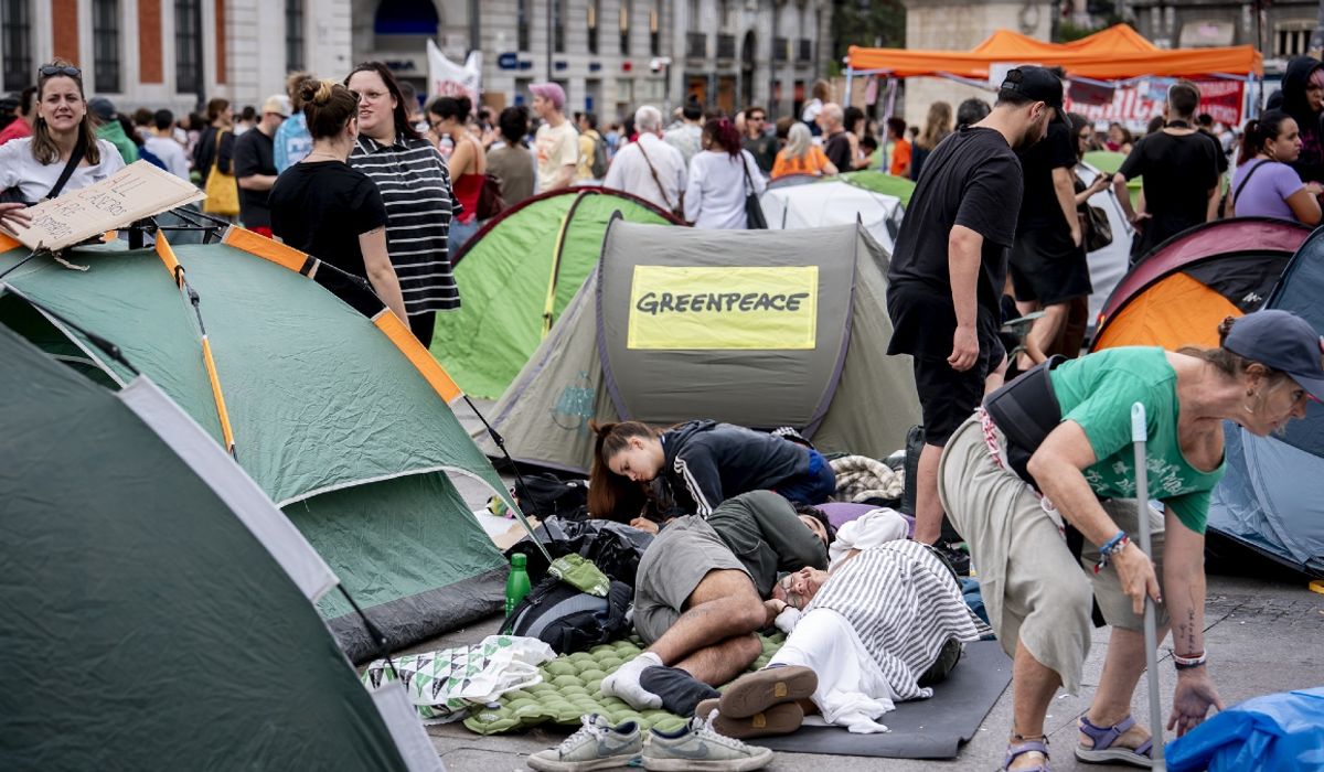 Protestas.Cientos de personas pasan la noche acampadas en Sol para reclamar al Gobierno el ‘decreto Maricarmen’