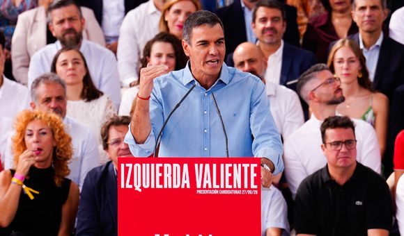 Pedro Sánchez en un atril hablando